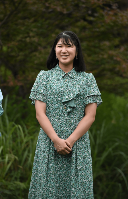 今年8月、那須御用邸で静養された愛子さま。グリーンのワンピースに切りたてのボブヘアが「可愛らしい」と話題に