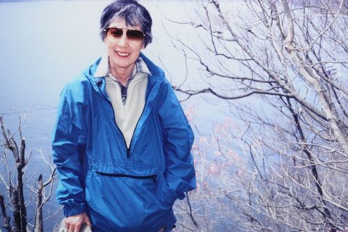 1999年、中禅寺湖にて。奥日光は特にお気に入りで、毎年のように楽しんだ。昭子さんが亡くなった翌2008年5月の連休にはひとりで出かけることに