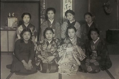 稲垣さん（前列左から2人目）が初めてとりあげた子どもと母親（前列右から2人目）