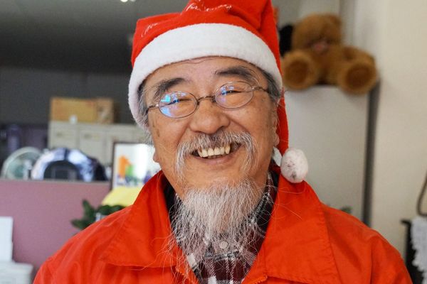 いのちの水代表の坪井永人さん。夏でもサンタの格好で活動を続けている