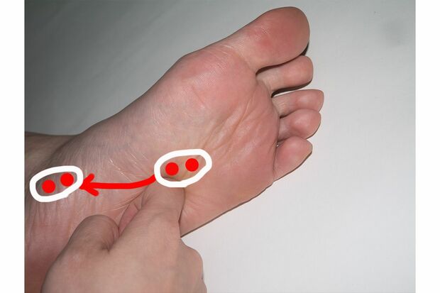 （2）『排出器官の反射区を流し押し』人さし指をしっかり曲げ、突起した第2関節で押す（画像提供／足健道　さと足ツボ療術院）