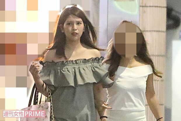 仕事を終えて、ほかの女の子と一緒に店を後にする杏里。以前よりもふっくらとした印象