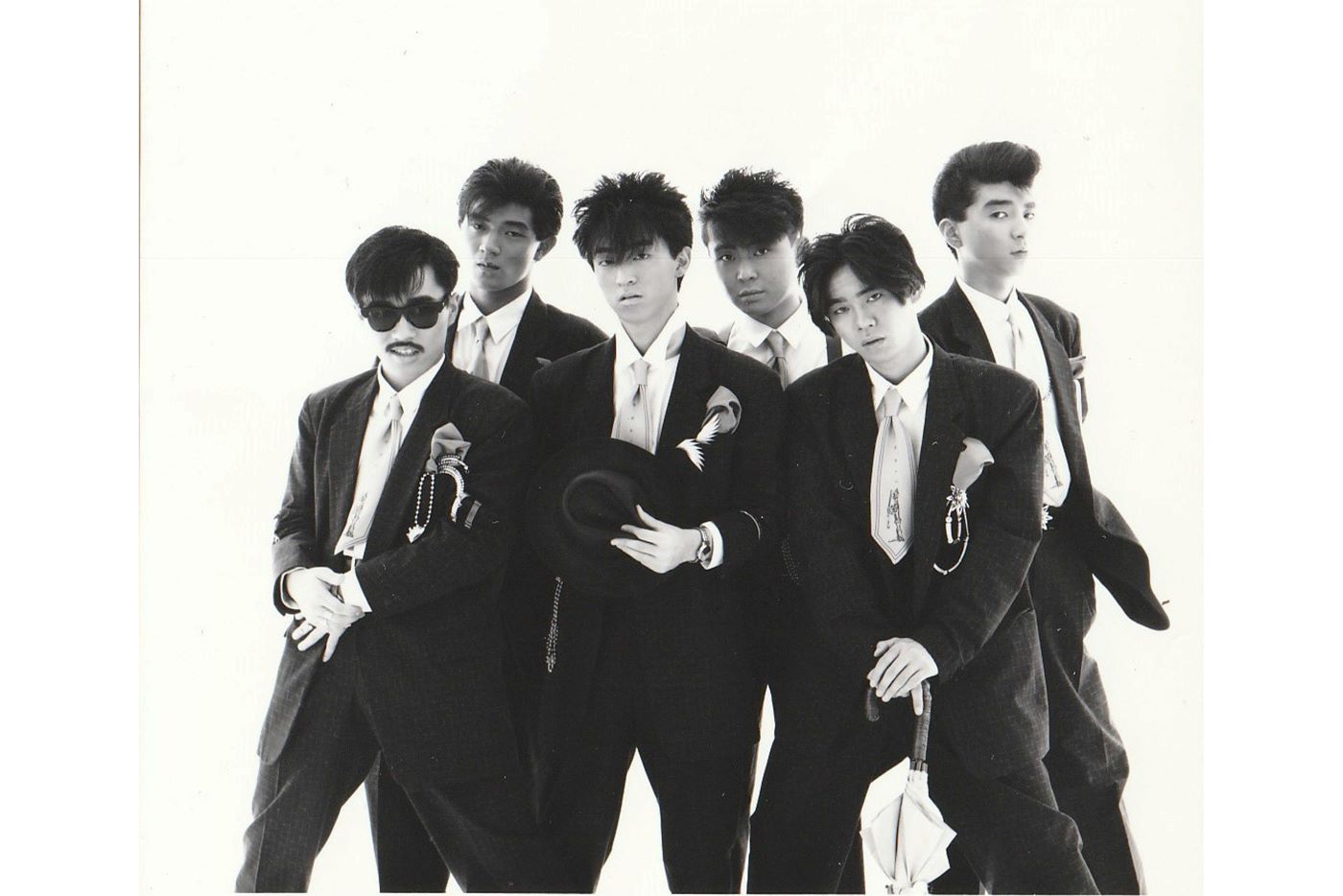 1985年当時『SALLY』。左から3人目が杉山洋介、右から2人目がリードボーカルの加藤喜一