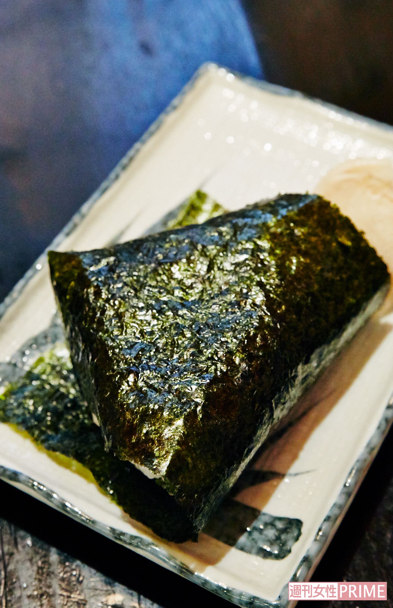 〆の定番「筋子おにぎり」『酒と料理と人情と。青森編』より　撮影／寺澤太郎