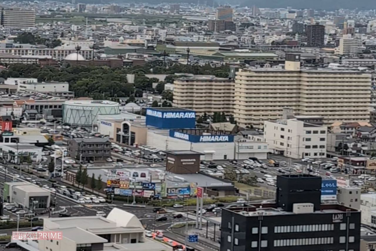 ドラマ『VIVANT』（TBS系）14話のロケ地で使用された岐阜県庁20階展望ロビーからの眺め。エルサレムの設定ながら、ヒマラヤスポーツ本館の看板などがそのまま映り込んでいた　撮影／編集部