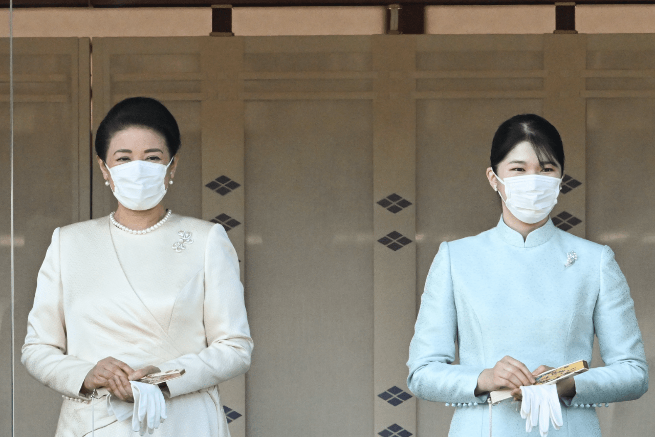 2023年、3年ぶりに行われた新年一般参賀。装いだけでなく、所作も一致しているおふたり（撮影／JMPA）