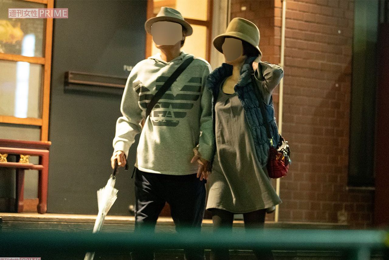 2019年、飯島直子の元夫・A氏と不倫相手のB子さんが恋人つなぎでデートを