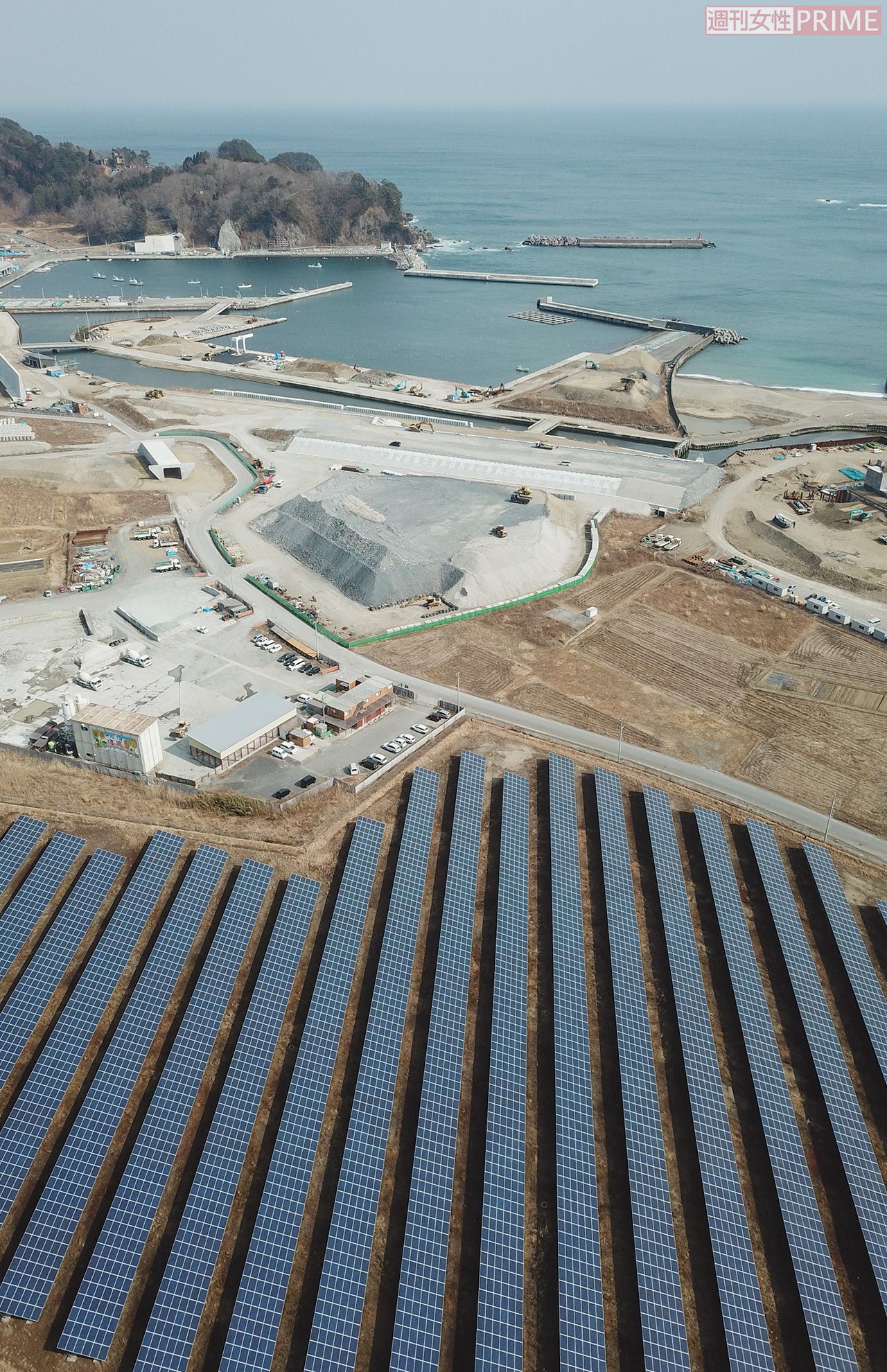 更地になった土地も多く、自動車以外に人の気配は感じられない（宮古市田老町）