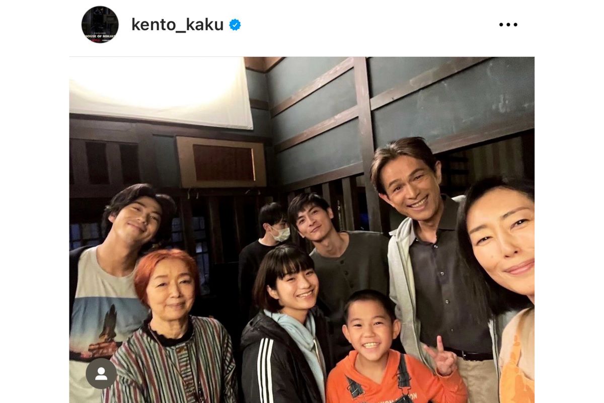 忍者の末裔“俵家”のキャストたち。下は小学生から祖母まで幅広い世代から成る大家族だ（賀来賢人のインスタグラムより）