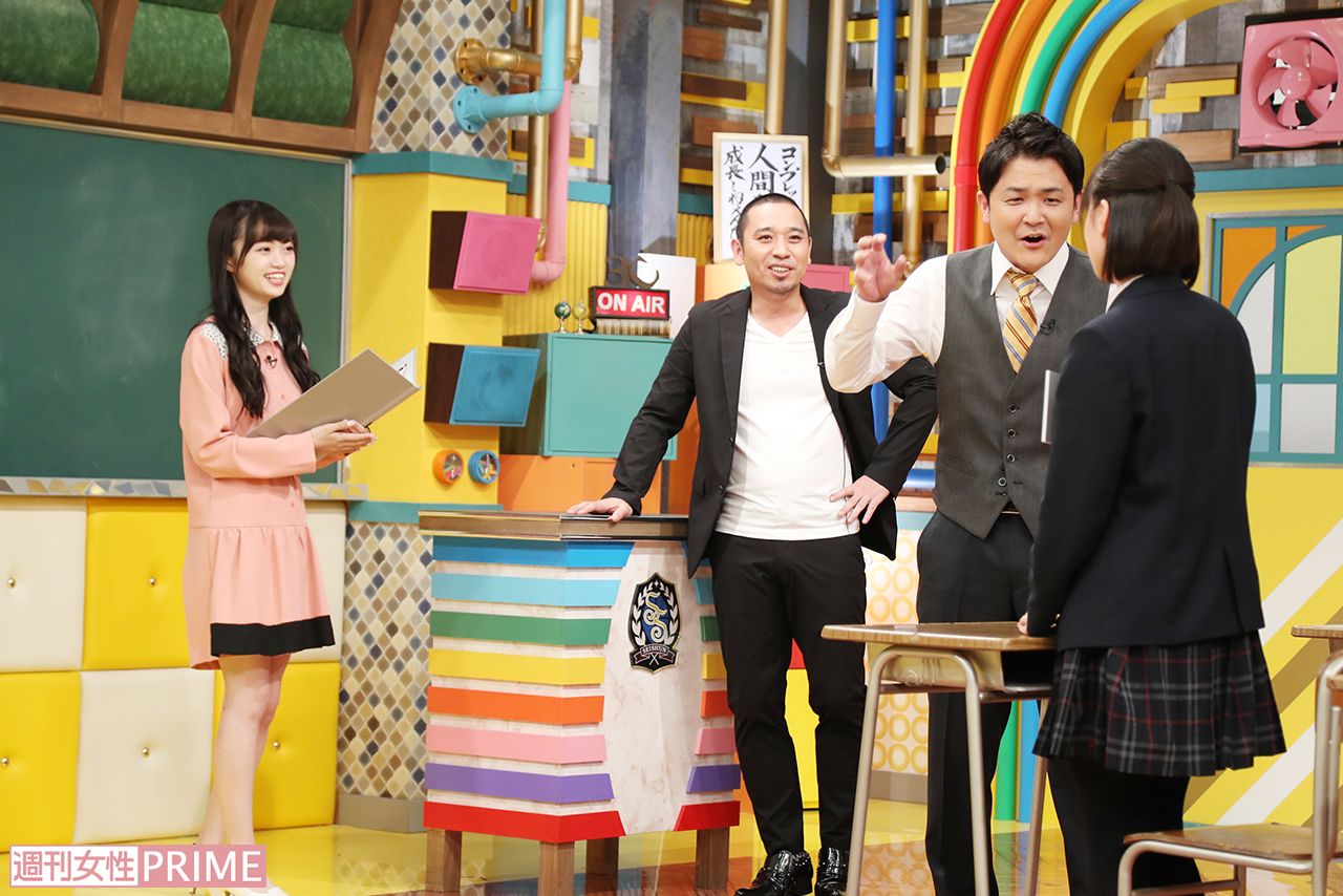 【3】番組スタート。プロのタレントと違い、予測不能な言動をする生徒たち。百戦錬磨の千鳥も想定外の発言に笑いをこらえきれないシーンも　撮影／齋藤周造