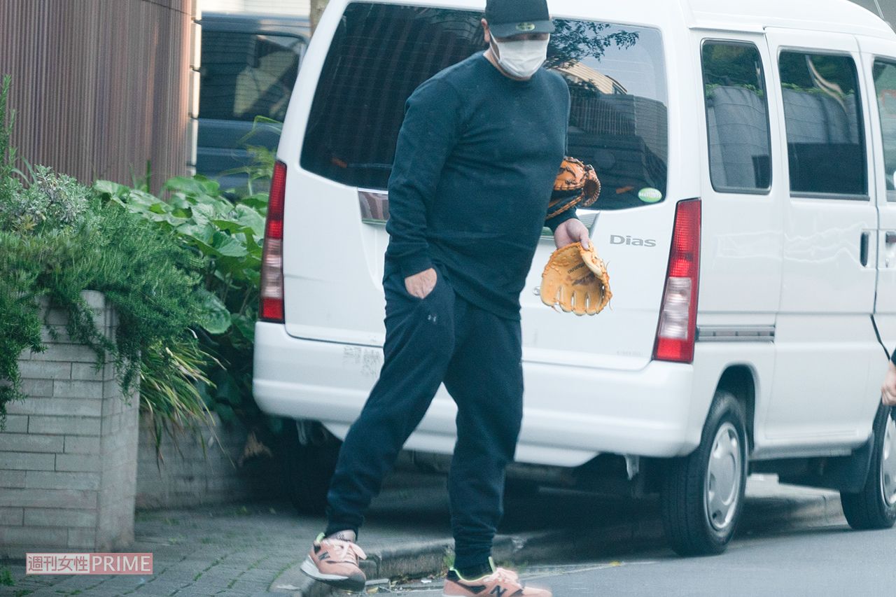 '20年4月、息子とキャッチボールや素振りをする阿部慎之助