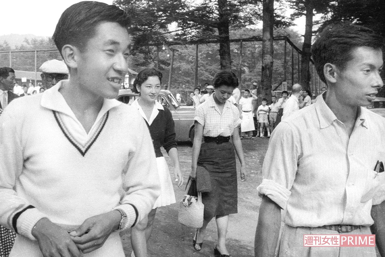 1958年、軽井沢で夏休みを過ごした織田さん（右）と上皇ご夫妻（後列左が美智子さま）