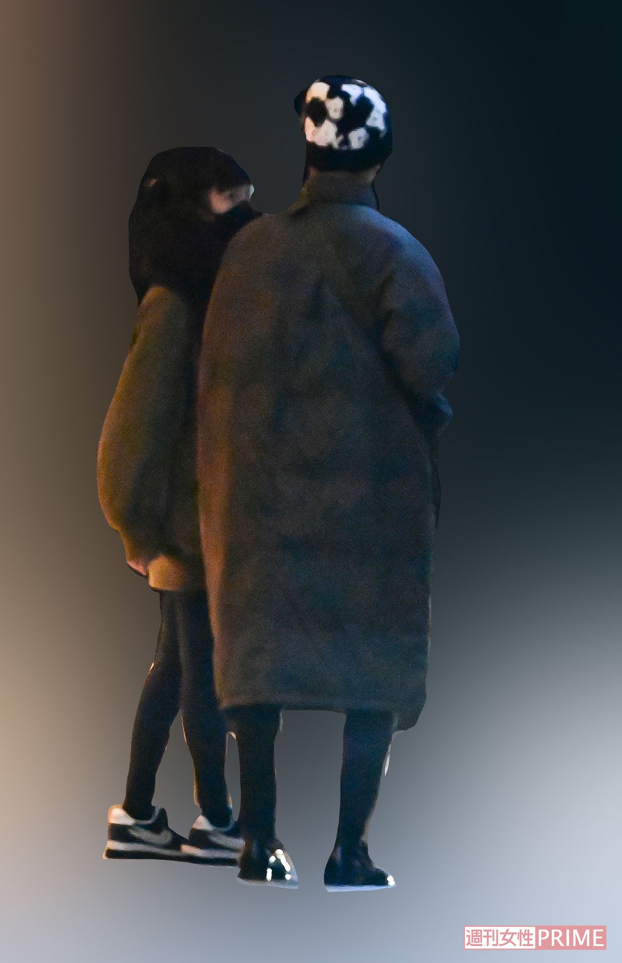 同棲中のマンションから出てきた川谷絵音と松本愛（2022年）