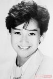 岡田有希子さんの遺影。今でも多くの根強いファンがお墓を訪れている