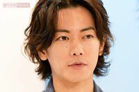 佐藤健、自身がプロデューサーのNetflixドラマ『グラスハート』で帰宅困難者が発生、エキストラ100人を救っ…