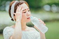 《梅雨どきの熱中症対策》医師が推奨する“最強予防食”と、スポーツドリンクや経口補水液での水分補給がNG…