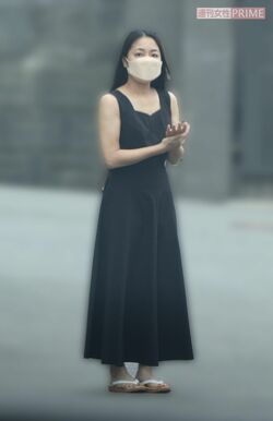 川尾朋子さん動揺する様子を見せながらも10分ほど応対し、一礼して記者を見送った