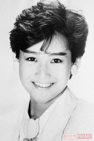 岡田有希子さんの遺影。今でも多くの根強いファンがお墓を訪れている