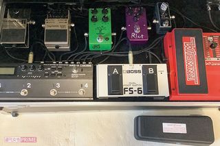ギターサウンドに欠かせないエフェクターボードは、リニューアルしたばかり。実はまだ使いこなせていません（笑）