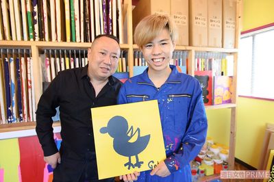 黄色いキャンバスに黒のひよこを描いた作品はGAKUのおすすめ。父の典雅さんと（撮影／渡邉智裕）