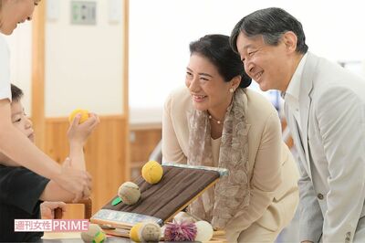 '18年9月、脳性まひなどの障害を持つ子どもたちが訓練する様子を優しい笑顔で見守られる皇太子さま（当時）と雅子さま
