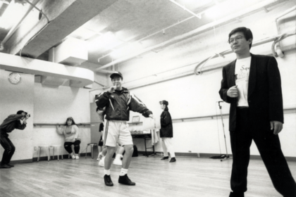 ミュージカル『ゴールデン・ボーイ』の稽古場でのカット。「現場のムードメーカーでした」と川平（中央）