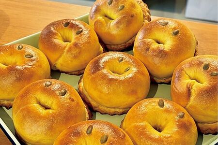 自家製かぼちゃクリームなど、こだわりが凝縮した「かぼちゃキャラメルパイベーグル」550円