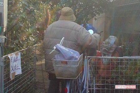 記者の質問を無視して自宅に入る渋谷容疑者（06年）