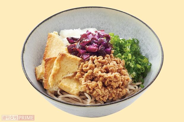 焼き油揚げとしば漬けのねばねばそば（撮影／廣瀬靖士）