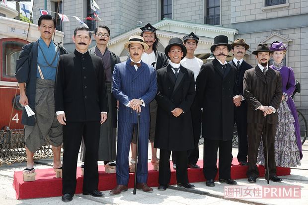 撮影＆会見に参加した、左から武井壮、杉本哲太、近藤公園、生田斗真、満島真之介、中村勘九郎、永山絢斗、役所広司、古舘寛治、竹野内豊、シャーロット・ケイト・フォックス　撮影／齋藤周造