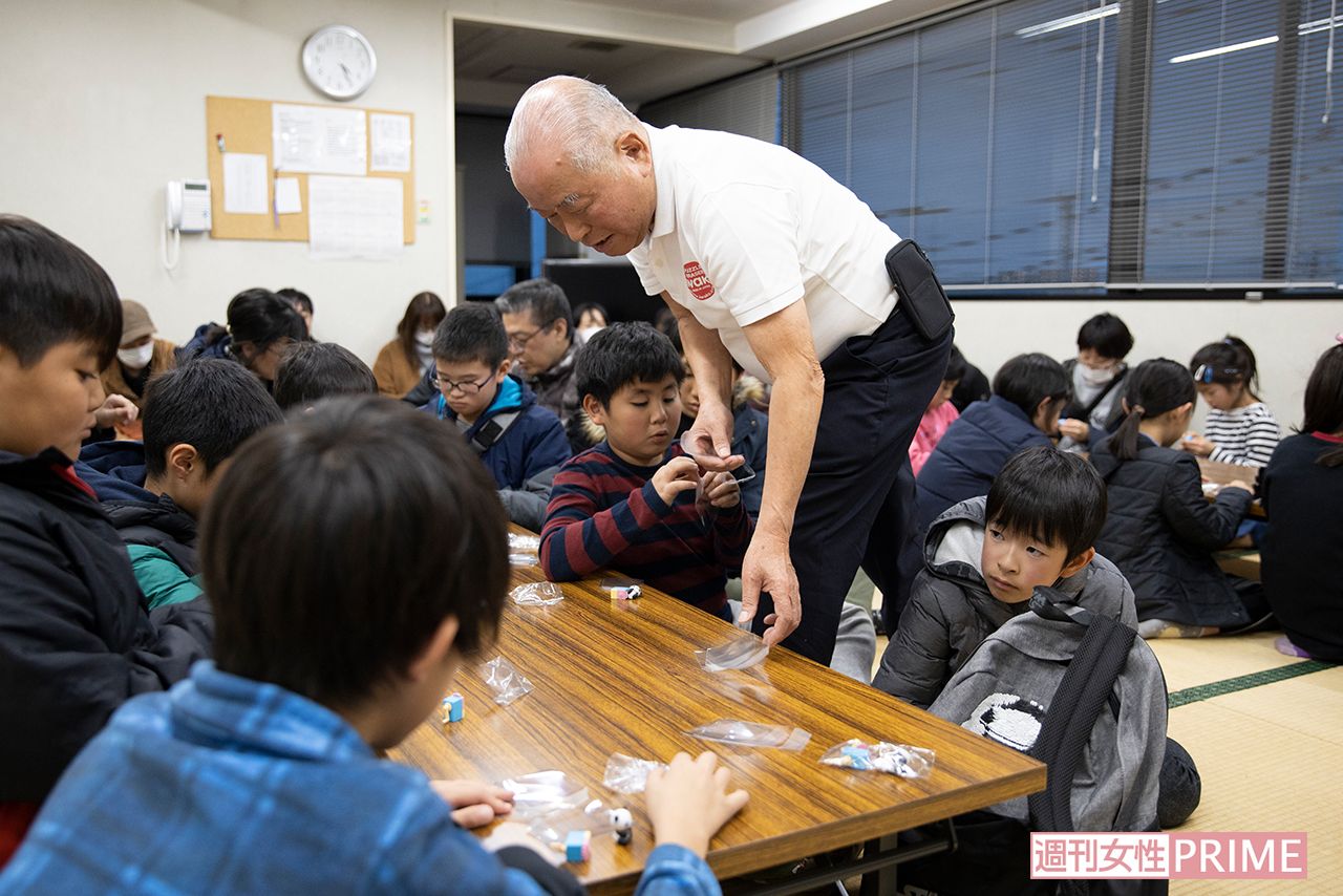 工場見学の後半、消しゴムを組み立てる体験に子どもたちは夢中　撮影／齋藤周造