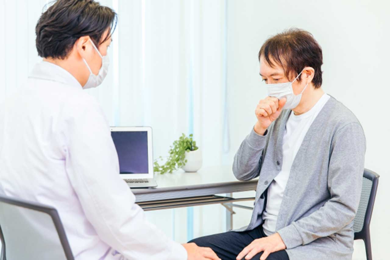医療機関を受診する男性（写真はイメージです）