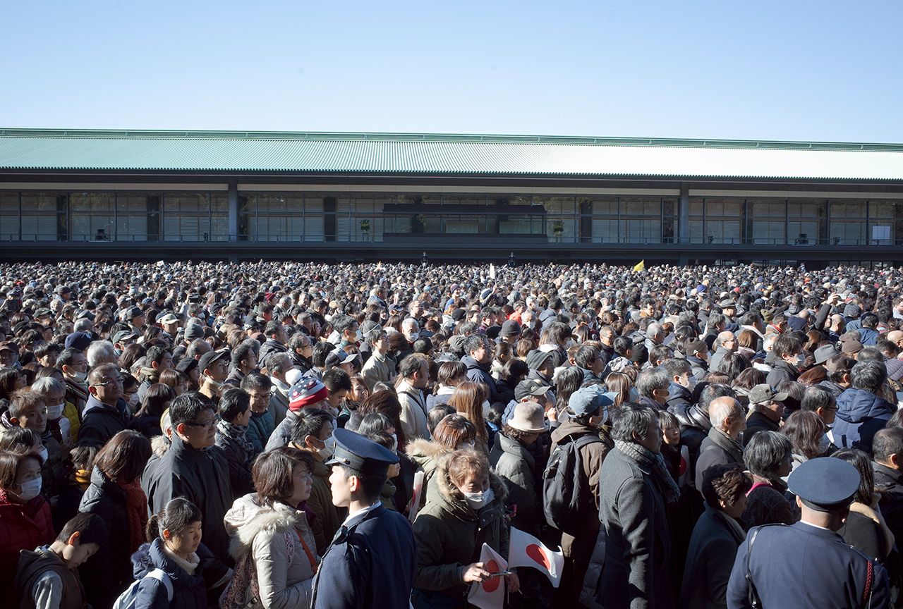 平成最多の人出となった今年の一般参賀。お出ましの回数は陛下のご希望で5回から7回に