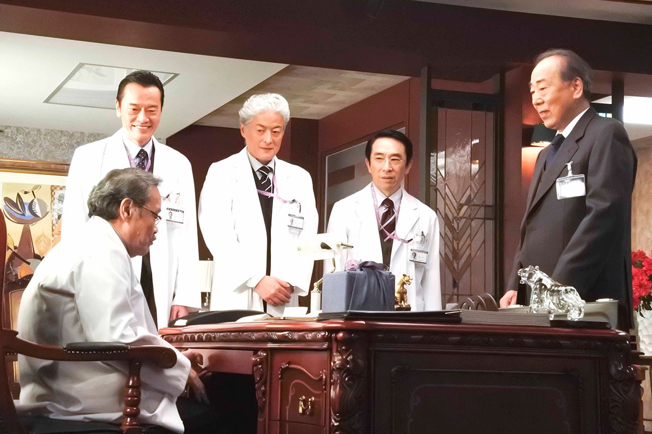 未知子のオペの後、“メロンです、請求書です”と現れる晶さん（右端）(c)テレビ朝日