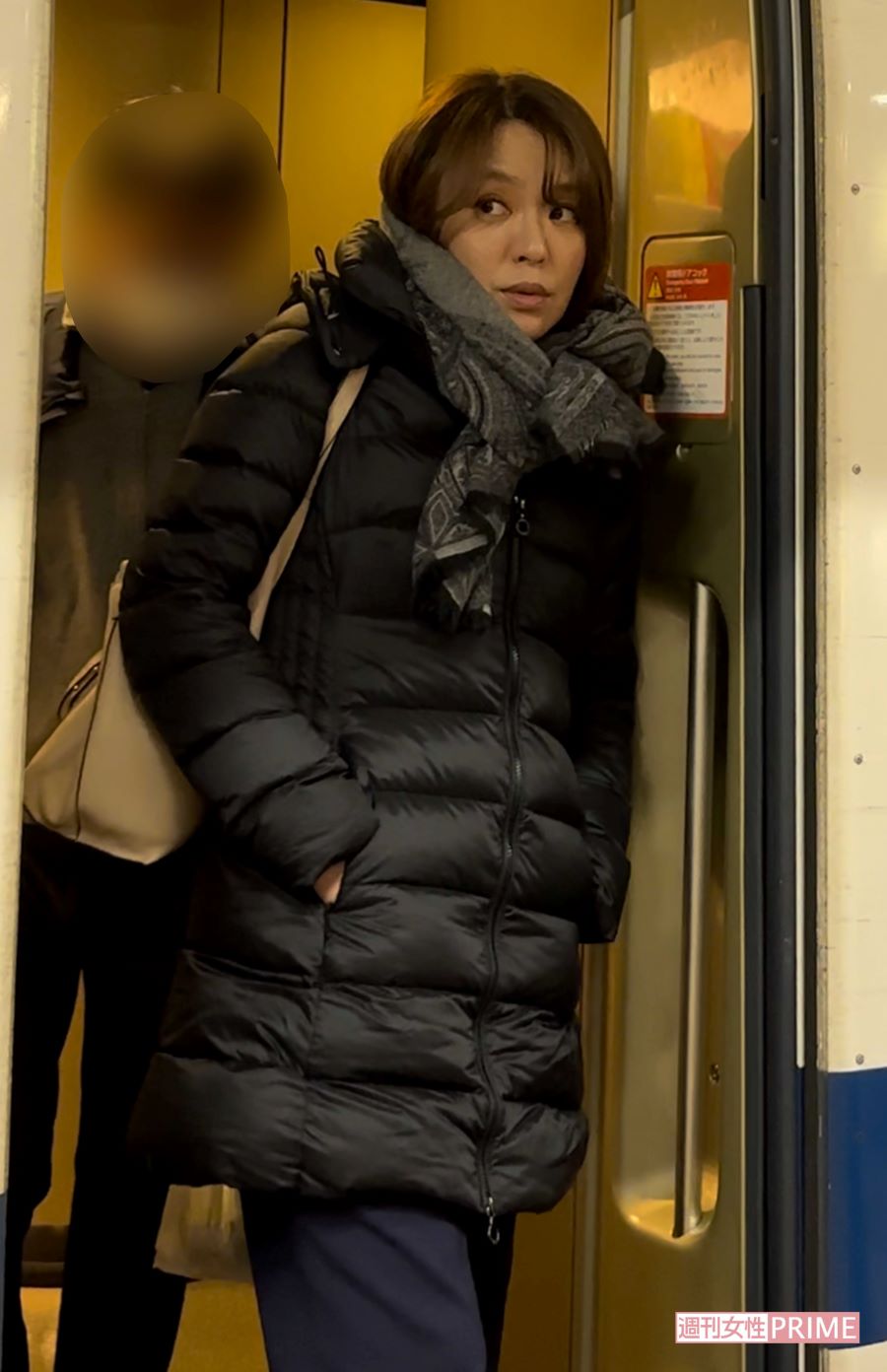 11月26日、名古屋駅の新幹線ホームに降り立った今井絵理子議員（2023年）