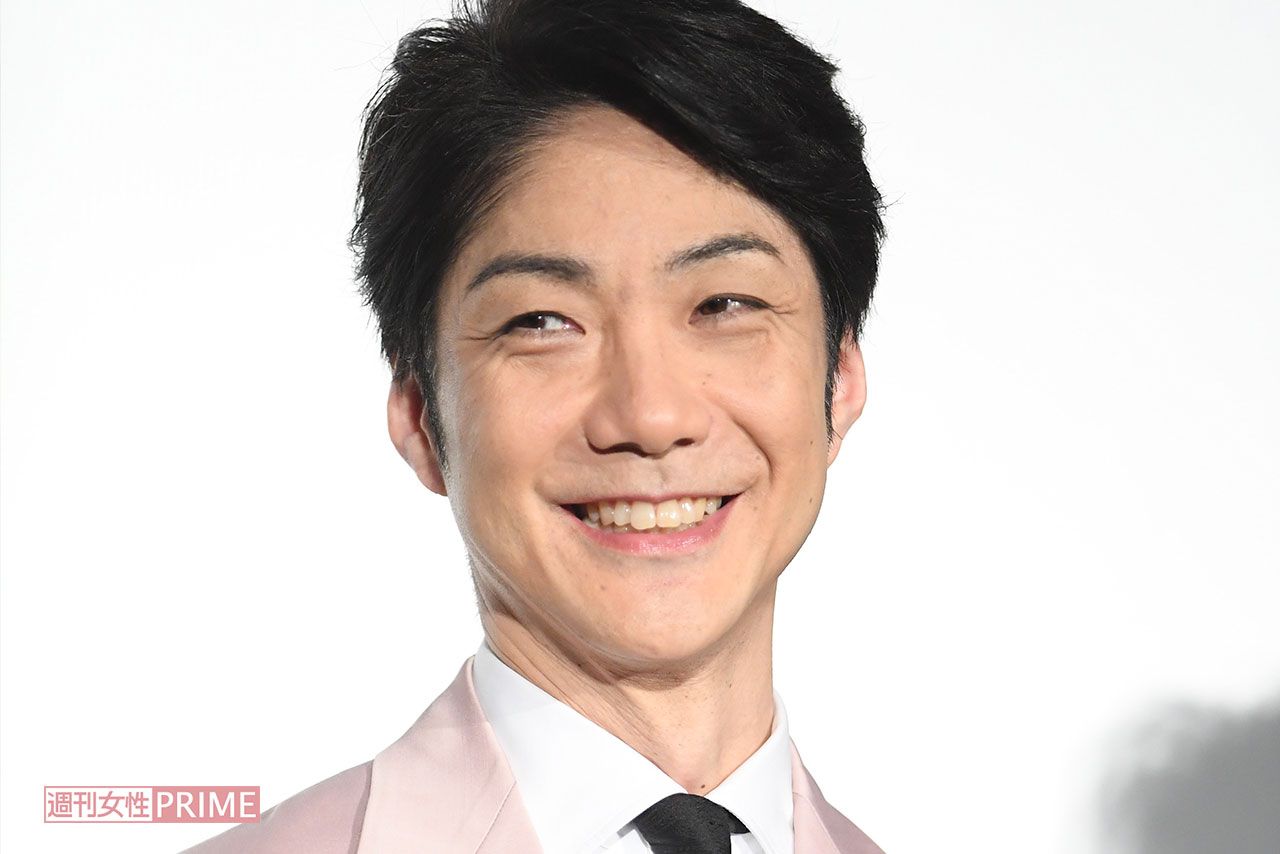 明るい表情をする野村萬斎