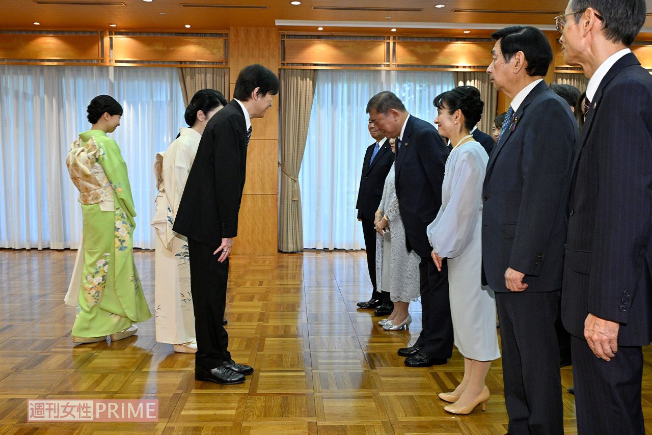 2025年9月10日、悠仁さまの成年を祝う昼食会にて、秋篠宮ご一家と挨拶を交わす石破首相
