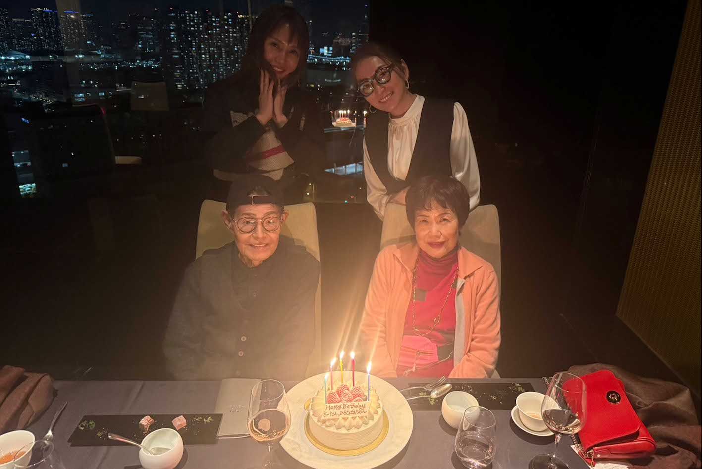 加トちゃんと、おばあちゃん。大好きな2人の誕生日祝い♪　写真提供／加藤綾菜