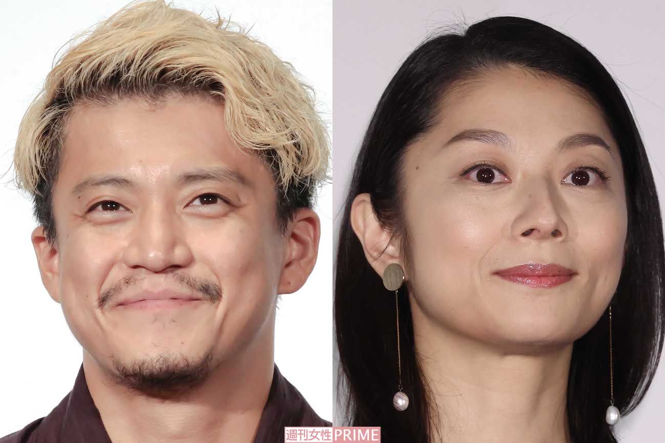 左利きの小栗旬（左）と小池栄子（右）