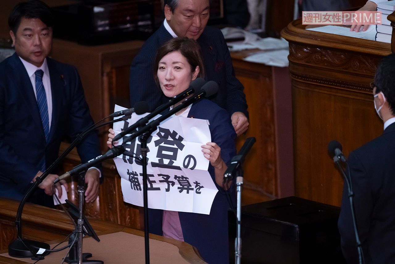 総理大臣指名選挙の投票中、突如壇上で「能登の補正予算を」と書かれた紙を掲げる大石あきこ氏(2024年10月1日、週刊女性写真班)