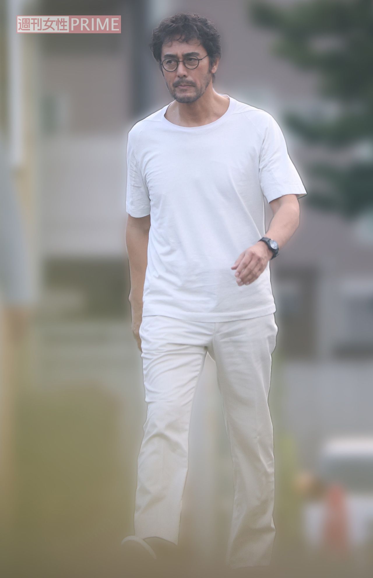 2025年6月、映画『見上げてごらん』撮影で、険しい顔つきで撮影現場を下見する阿部寛