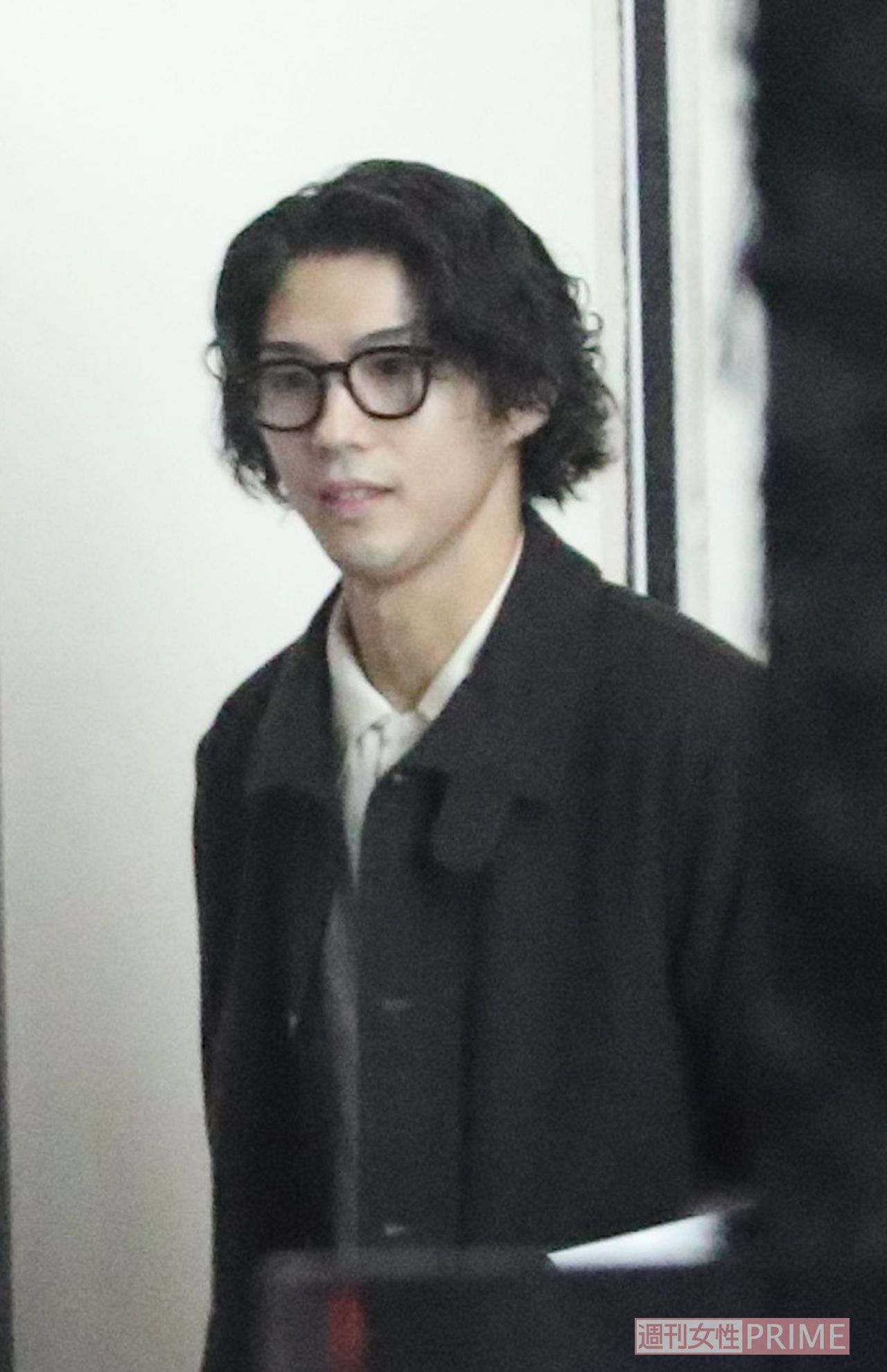 黒縁メガネがよく似合う賀来賢人