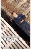 SNSで拡散されている、線路上で寝転ぶ若い男性。ピースサインでおどけるが…