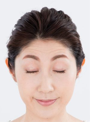 パッチリ二重になる顔筋体操の①