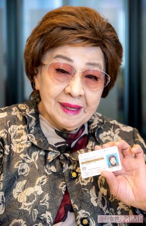 愛車はトヨタのクラウンだというコロムビア・ローズの手にはゴールド免許が