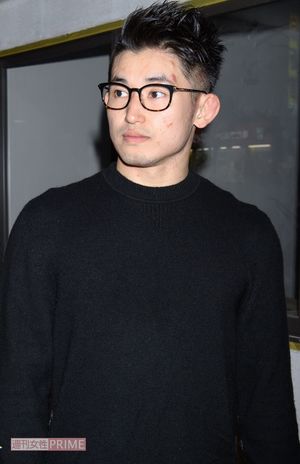 '20年11月、直撃取材を受ける才賀紀左衛門