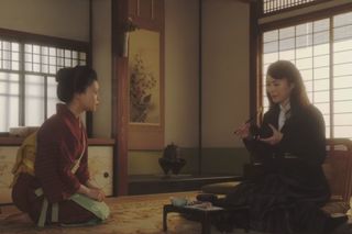 芝居茶屋の女中を演じる杉咲（左）は、道頓堀のスター女優役の井川遥（右）とも共演中（『おちょやん』より）