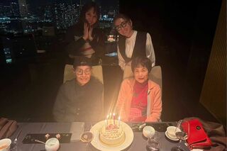 加トちゃんと、おばあちゃん。大好きな2人の誕生日祝い♪　写真提供／加藤綾菜