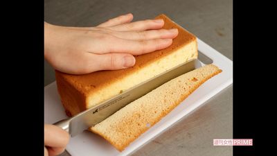 焼き色がついた側面の生地を切り落とす
