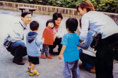 愛子さま、赤坂御用地近くで“公園デビュー”。同世代の子どもたちとご交流を（2003年5月）